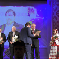 Председатель районного исполнительного комитета награждает Мацкевича П А